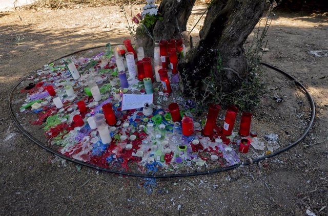 Archivo - Velas situadas en recuerdo a  Jaime Guerrero, de 15 años de edad. Fallecido por una herida de arma blanca en la calle Atocha de Madrid.