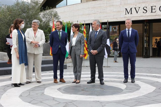(I-D) La presidenta de la Comunidad de Madrid, Isabel Díaz Ayuso; la alcaldesa de La Palma, Noelia García; el presidente del Cabildo de La Palma, Mariano Hernández Zapata; la ministra Portavoz y de Política Territorial, Isabel Rodríguez; el presidente del