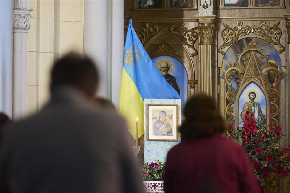 La bandera de Ucrania presente estos días en las celebraciones religiosas durante la recogida de alimentos y ropa en la iglesia ucraniana de Sevilla. 