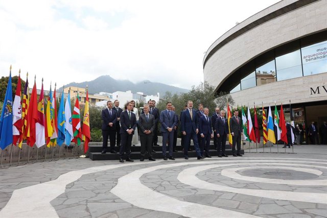 (I-D) Foto de familia, en la primera fila, el presidente de la Xunta de Galicia, Alberto Núñez Feijóo; el presidente del Gobierno de Canarias, Ángel Víctor Torres; el presidente del Gobierno, Pedro Sánchez; el Rey Felipe VI; el presidente del Senado, Ande