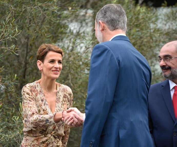 María Chivite saluda al rey Felipe VI durante la 26 reunión de la Conferencia de Presidentes en la isla de La Palma
