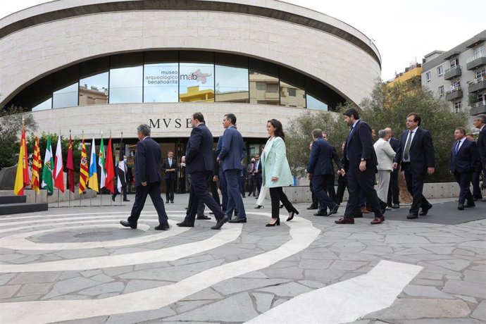 Los presidentes de las comunidades autónomas, a su llegada al Museo Arqueológico Benahoarita para la XXVI Conferencia de Presidentes, a 13 de marzo de 2022, en Los Llanos de Aridane, La Palma, Canarias (España).