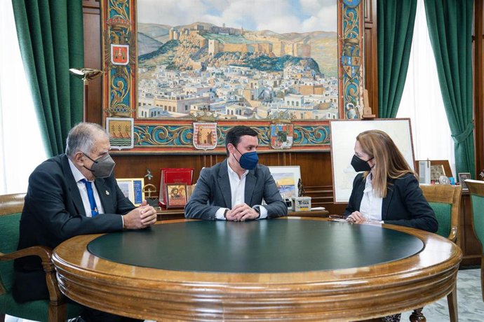 El presidente de la Diputación de Almería Javier Aureliano recibe a la Hermandad del Cristo del Amor