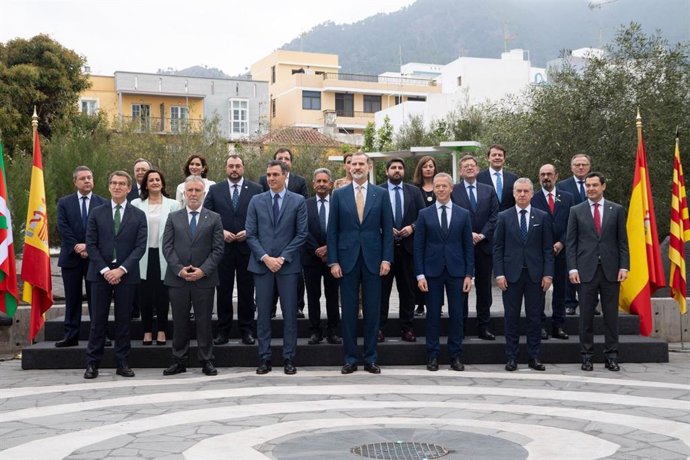 El presidente murciano, Fernando López Miras, con el Rey, el jefe del Ejecutivo, Pedro Sánchez, y el restos de presidentes autonómicos en La Palma