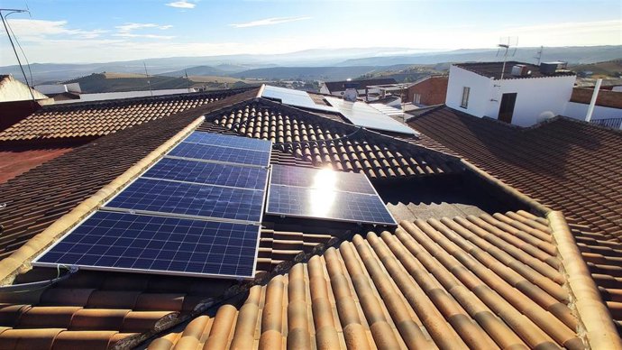 Placas fotovoltaicas instaladas en el marco de un proyecto EBC gestionado por la Diputación de Córdoba para un municipio de la provincia.