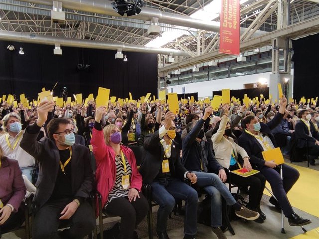 El líder de ERC, Oriol Junqueras, y dirigentes del partido como Raül Romeva, Josep Maria Jové y Marta Vilalta en la votación de la ponencia del partido en la Conferencia Nacional de la formación.