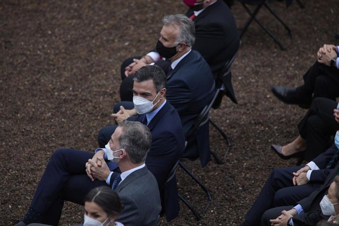 El presidente del Gobierno, Pedro Sánchez, y el presidente canario, Ángel Víctor Torres Pérez, sentados en el homenaje a los palmeros tras la erupción del volcán de Cumbre Vieja, en el Convento de San Francisco