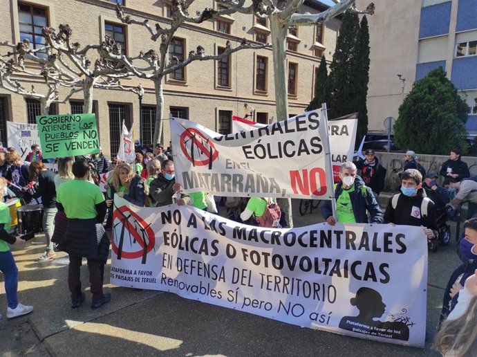 Plataformas y colectivos de Aliente se manifiestan en contra de la proliferación de macroparques energéticos.