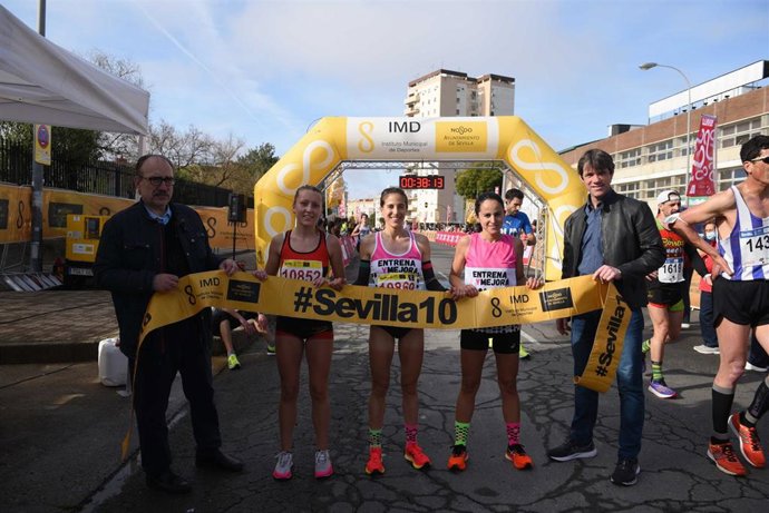 El delegado de Deportes del Ayuntamiento de Sevilla, David Guevara, primero por la derecha, al término de la Carrera Popular Nervión-San Pablo.