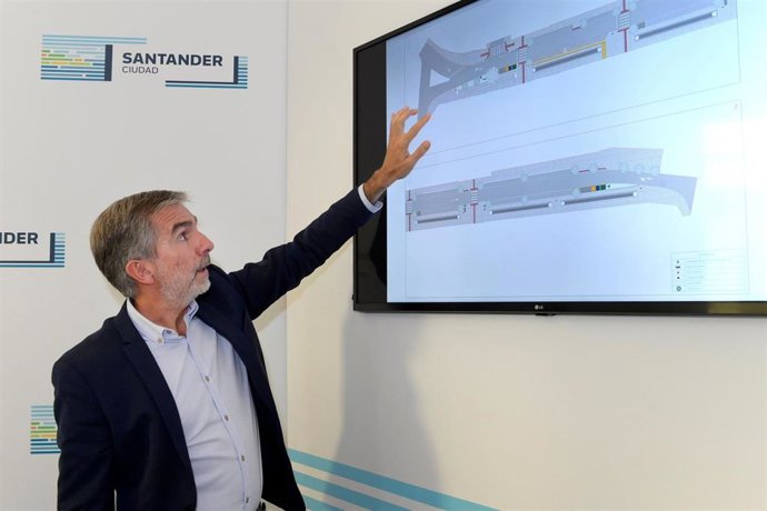 El concejal de Fomento y Movilidad Sostenible de Santander, César Díaz, expone el proyecto de mejora de la movilidad peatonal en la calle Canalejas