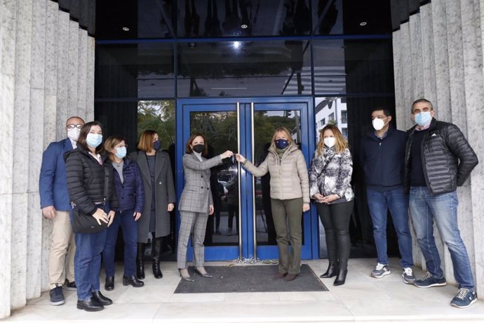 Foto de archivo del momento en el que la Junta entrega al Ayuntamiento de Marbella las llaves del futuro centro de salud en Ricardo Soriano