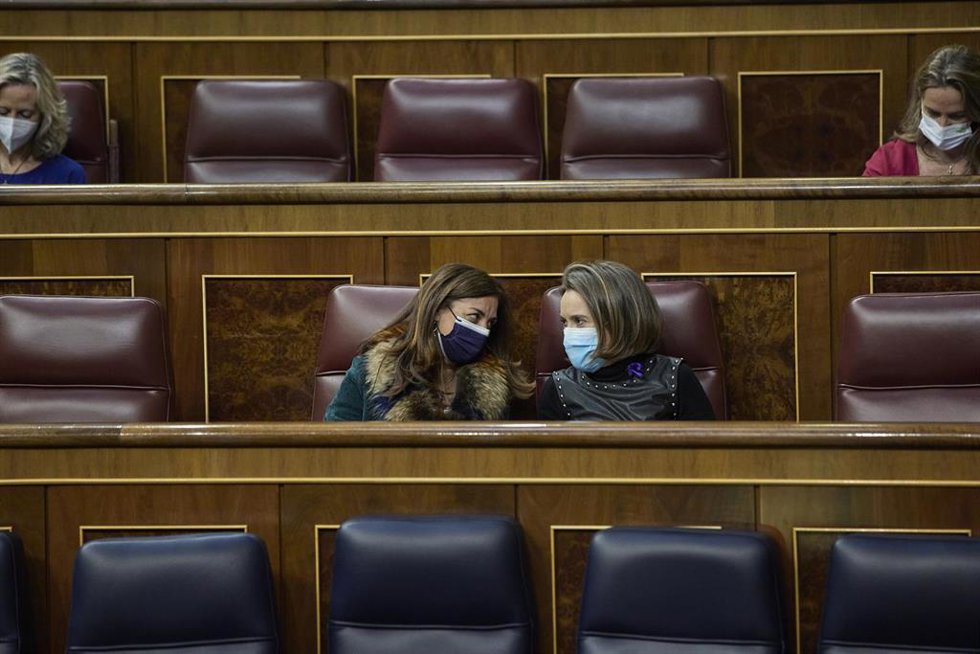 La portavoz del PP en el Congreso, Cuca Gamarra (d), charla con su portavoz de Industria, Tristana Moraleja, en una sesión plenaria en el Congreso