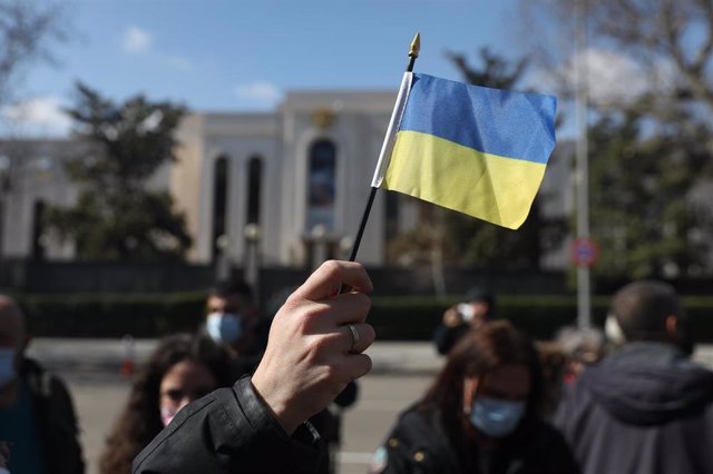 Una manifestante, con una bandera ucraniana, participa en una manifestación en Madrid contra la guerra en Ucrania, a 27 de febrero de 2022, en Madrid (España). 