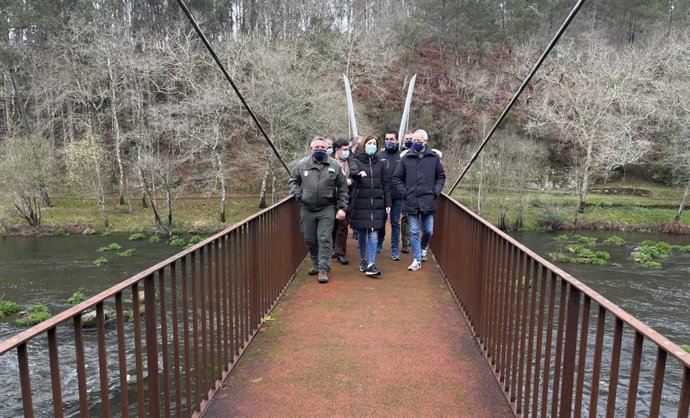 La conselleira de Medio Ambiente, Ángeles Vázquez, visita el río Ulla para anunciar el proyecto 'Mil Ríos'