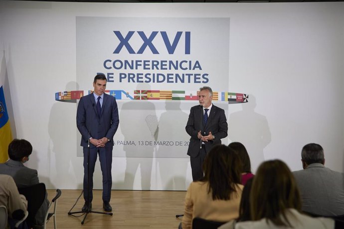 El presidente del Gobierno de España, Pedro Sánchez (i), y el presidente de Canarias, Ángel Víctor Torres (d), intervienen en la conferencia de Presidentes, en el Museo Arqueológico Benahoarita, a 13 de marzo de 2022, en Los Llanos de Aridane, La Palma.