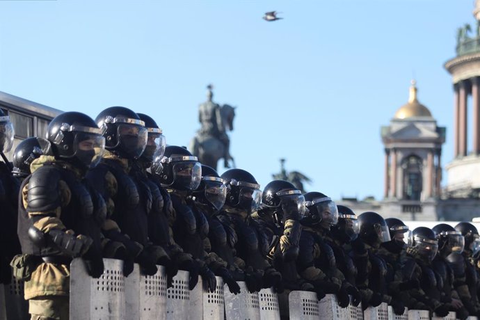 Policies antidisturbis desplegats enfront d'una manifestació contra la guerra a Sant Petersburg, Rússia