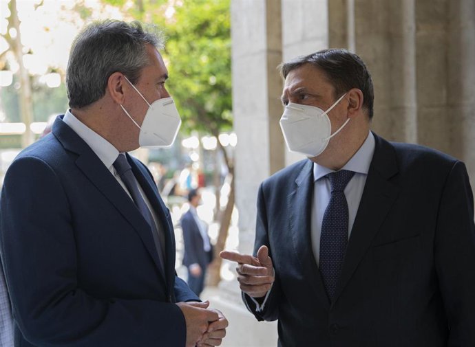 Archivo - De izquierda a derecha, el secretario general del PSOE de Andalucía, Juan Espadas, y el ministro de Agricultura, Luis Planas.