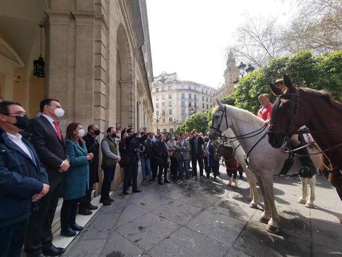 La Ruta Nebriense a Caballo hace parada en el Ayuntamiento de Sevilla.