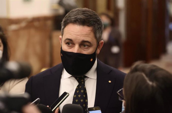 El líder de Vox, Santiago Abascal, responde a los medios a su llegada a una sesión plenaria, en el Congreso de los Diputados, a 10 de marzo de 2022, en Madrid (España). Durante el pleno, marcado nuevamente por la ausencia del líder del PP, han votado el