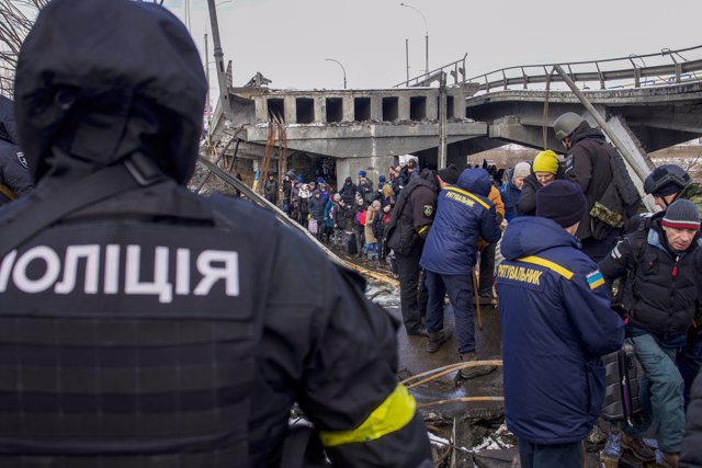 08 March 2022, Ukraine, Irpin: Residents of Irpin evacuate away from the front line through a destroyed bridge under the assistants of the Ukraine police amid the Russian military operations in Ukraine. Photo: Jan Husar/SOPA Images via ZUMA Press Wire/dpa