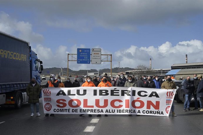 Los trabajadores de la plantilla de Alu Ibérica con una pancarta durante una manifestación frente a la fábrica de Alcoa en A Coruña