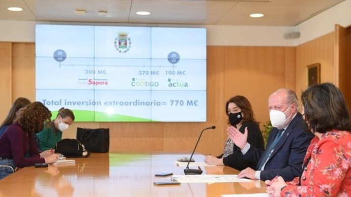 El presidente de la Diputación de Sevilla, Fernando Rodríguez Villalobos, en la rueda de prensa en la que anunció la aprobación definitiva del Plan Actúa, acompañado de las diputadas Trinidad Argota y Asunción Llamas.