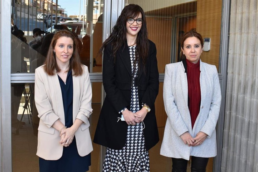 En la imagen, la Delegada del Gobierno, Sabrina Moh (centro), junto a la responsable del Plan Integral para Melilla en Tragsatec, Marta Cabrerizo (izquierda) y Caridad Martín (derecha), Gerente de Área de Desarollo Rural y Política Forestal en Tragsatec.