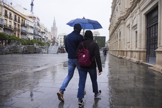 Una parella camina per la Plaa de Sant Francisco a Sevilla