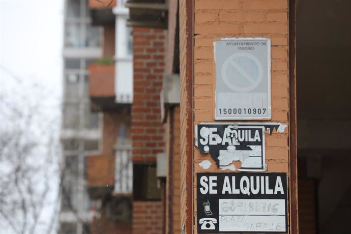 Archivo - Varios carteles de 'Se Alquila' en la pared de un edificio en Madrid (España), a 31 de marzo de 2020.