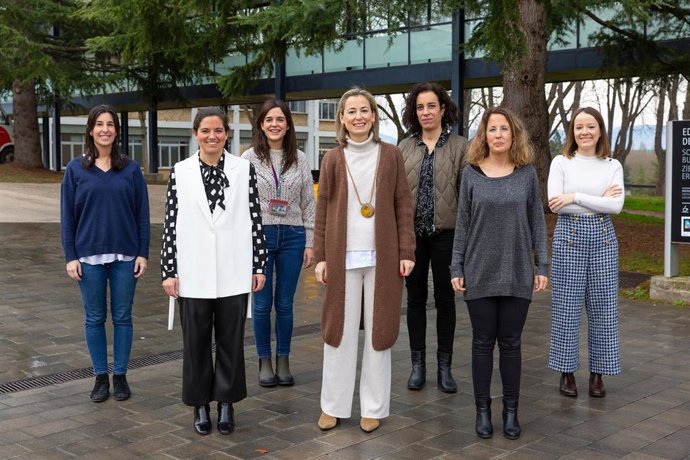 Las investigadoras Paula Fernández Sangil; Miriam Pereira Sánchez; Leire Sola Juango; Virginia La Rosa Salas; Marta Lizarbe Chocarro; Ana Choperena Armendáriz; Almudena Castillo Ocaña.