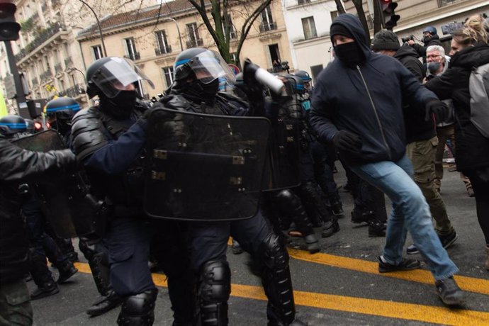 Archivo - Policía antidisturbios en Francia en una fotografía de archivo