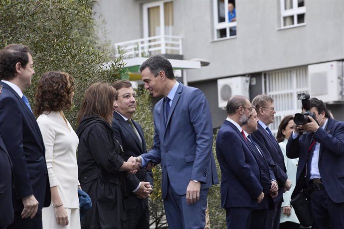 (I-D) El presidente del gobierno de España, Pedro Sánchez, saluda a la presidenta de La Rioja, Concha Andreu; a la llegada a la Conferencia de Presidentes, en el Museo Arqueológico Benahoarita, a 13 de marzo de 2022, en Los Llanos de Aridane, La Palma,