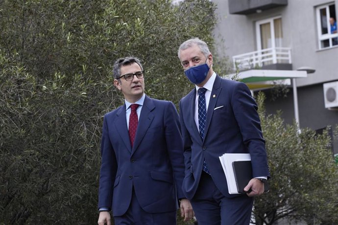 (I-D) El ministro de la Presidencia, Relaciones con las Cortes y Memoria Democrática, Félix Bolaños,  y el lehendakari, Íñigo Urkullu, en la entrada del Museo Arqueológico Benahoarita, en Los Llanos de Aridane, La Palma, Canarias