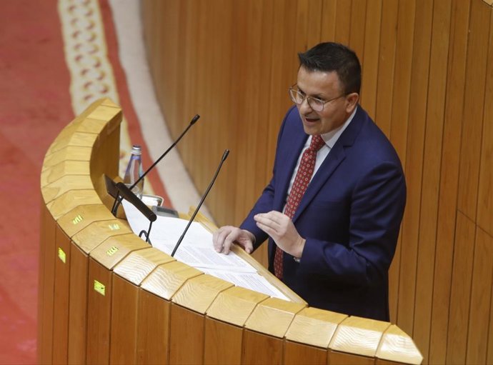 El conselleiro de Medio Rural, José González, en el Parlamento de Galicia