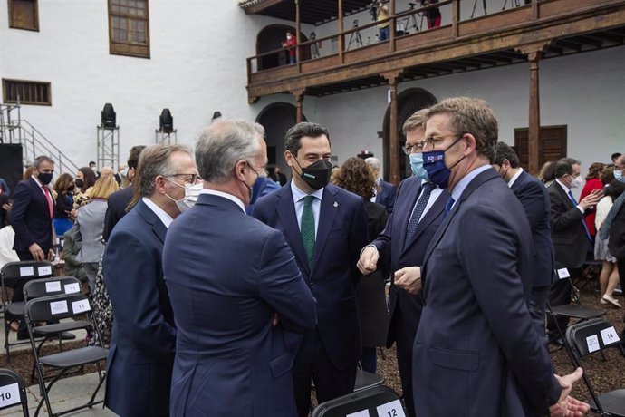 El presidente de la Junta de Andalucía, Juanma Moreno, con el de la Xunta de Galicia, Alberto Núñez Feijóo, y otros líderes autonómicos este sábado 12 de marzo.
