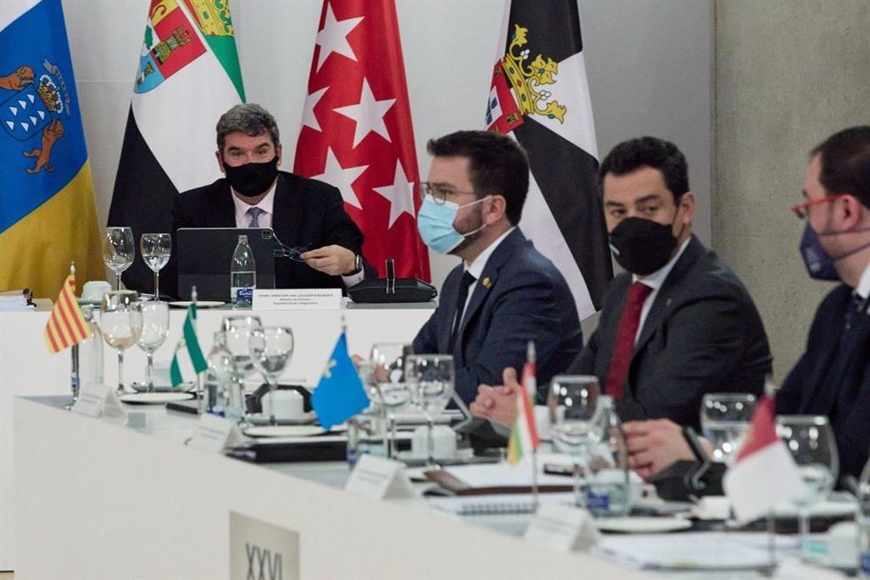 Segundo por la derecha, el presidente de la Junta de Andalucía, Juanma Moreno, en un momento de la Conferencia de Presidentes celebrada en la isla de La Palma.