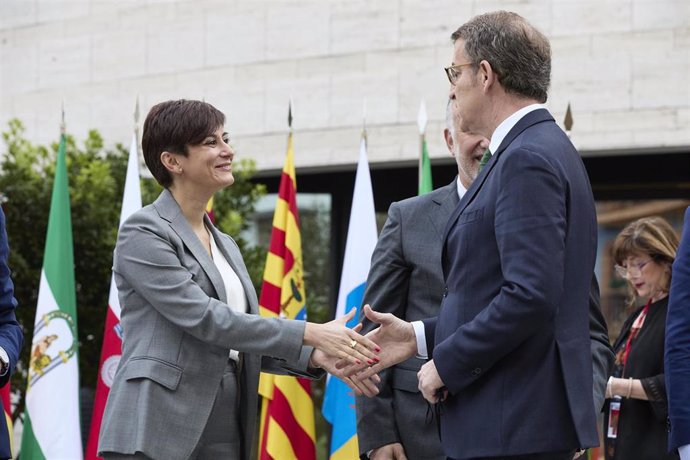 La ministra Portavoz y de Política Territorial, Isabel Rodríguez, saluda al presidente de la Xunta de Galicia, Alberto Núñez Feijóo, a su llegada a la conferencia de Presidentes.