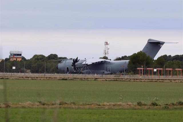 España prepara el cargamento de armas para Ucrania en la base de Los Llanos (Albacete)