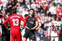 El Sevilla falla en Vallecas y el Madrid tiene la Liga en su mano
