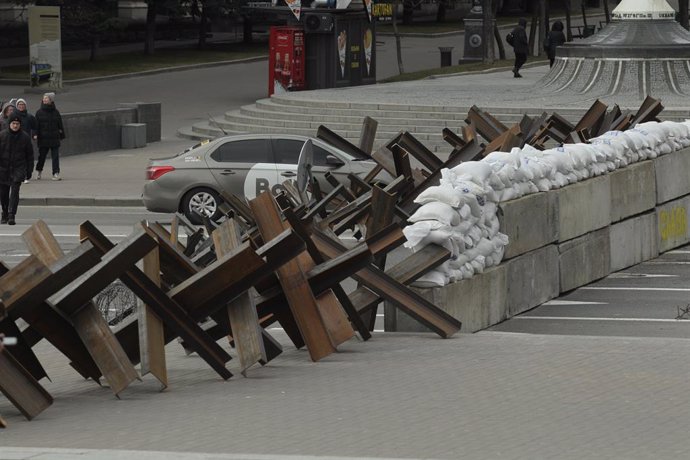 09 March 2022, Ukraine, Kiev: Armored barriers, sandbags and concrete blocks were built on a street of Kiev, due to the Russian invasion. Photo: -/Ukrinform/dpa