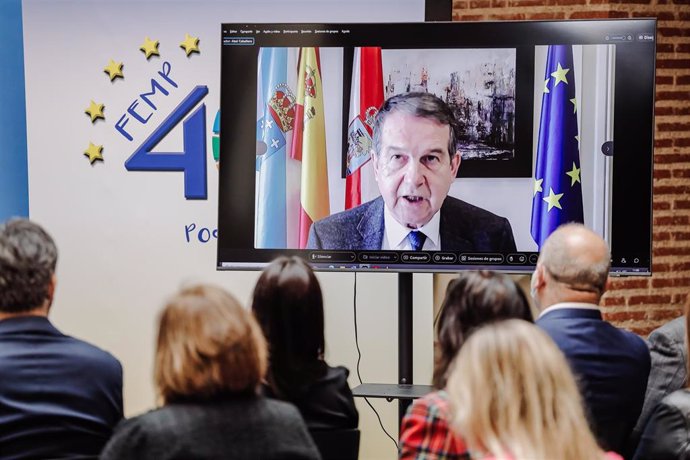 El presidente de la FEMP, Abel Caballero, interviene telemáticamente en la presentación del Plan de Recepción y Acogida de los refugiados de Ucrania, en la sede de la FEMP, a 9 de marzo de 2022, en Madrid (España). 