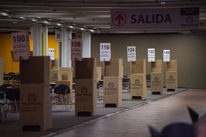 Urnas preparadas en un centro de votación para las elecciones legislativas en Colombia