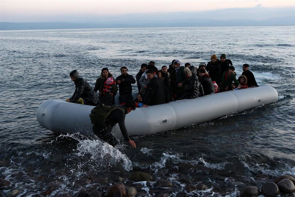 Archivo - Una embarcación con migrantes llega a la isla griega de Lesbos