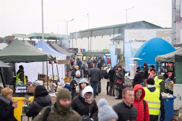 13 March 2022, Poland, Medyka: Ukrainian refugees arrive at the border crossing from Ukraine to Poland. Photo: Sebastian Gollnow/dpa