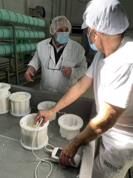 Medición del PH en una quesería de Perales de Alfambra.