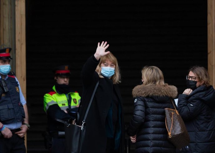 La consellera de Cultura, Natlia Garriga, saluda a su llegada al Tribunal Superior de Justicia de Cataluña (TSJC) para declarar como investigada por los preparativos del 1-O, a 14 de marzo de 2022, en Barcelona, Cataluña (España).