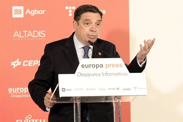 El ministro de Agricultura, Pesca y Alimentación, Luis Planas, interviene en un desayuno informativo de Europa Press, en el Hotel Villamagna, a 14 de marzo de 2022, en Madrid (España).