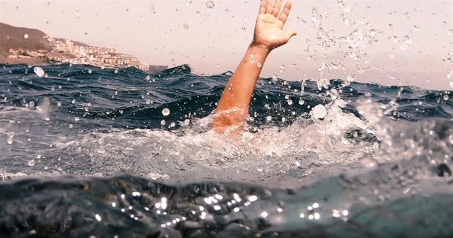 Una persona en apuros en el mar