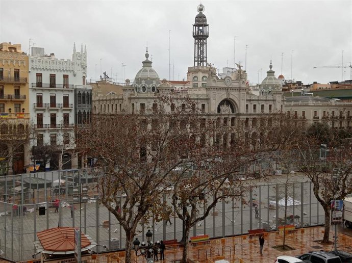 Plaza del Ayuntamiento de Valncia con lluvia y viento