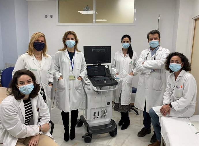 En la imagen, el doctor Manuel Rodríguez-Piñero, jefe del Servicio, con parte del equipo de rehabilitadores.